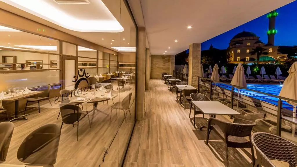 جولیان کلاب مارماریس